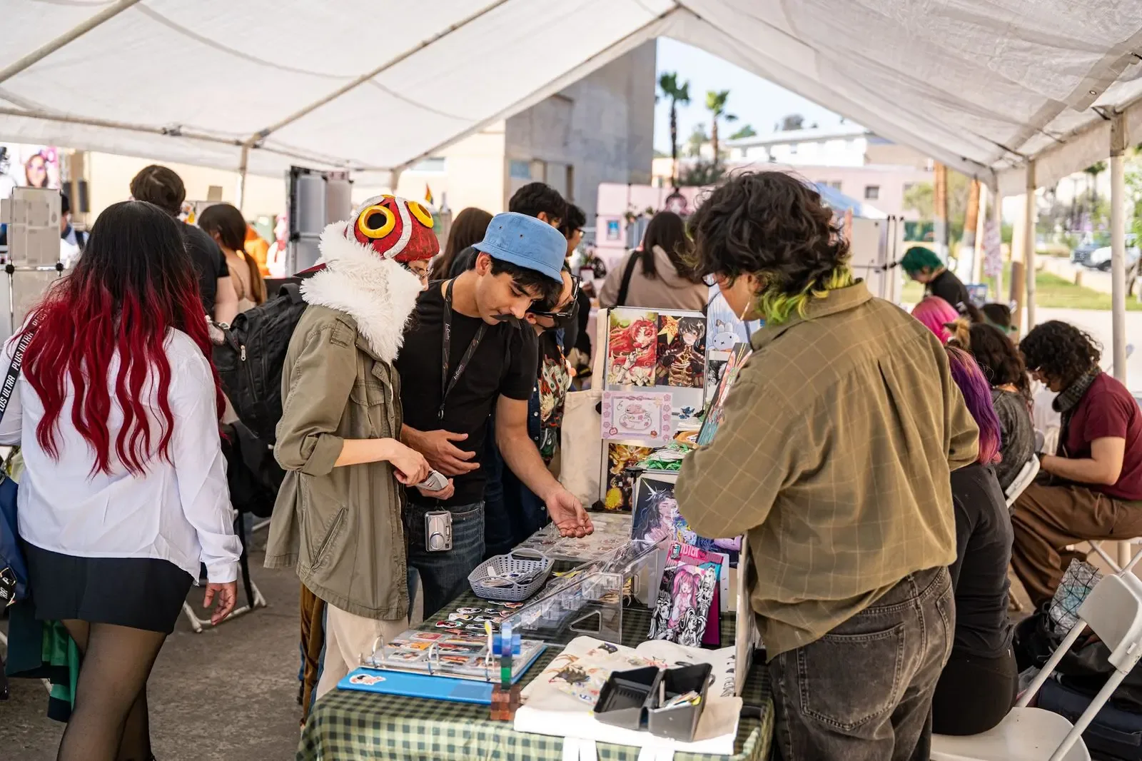Cosplayers y fanáticos del anime asisten a la Expo Shibuya en Tijuana.