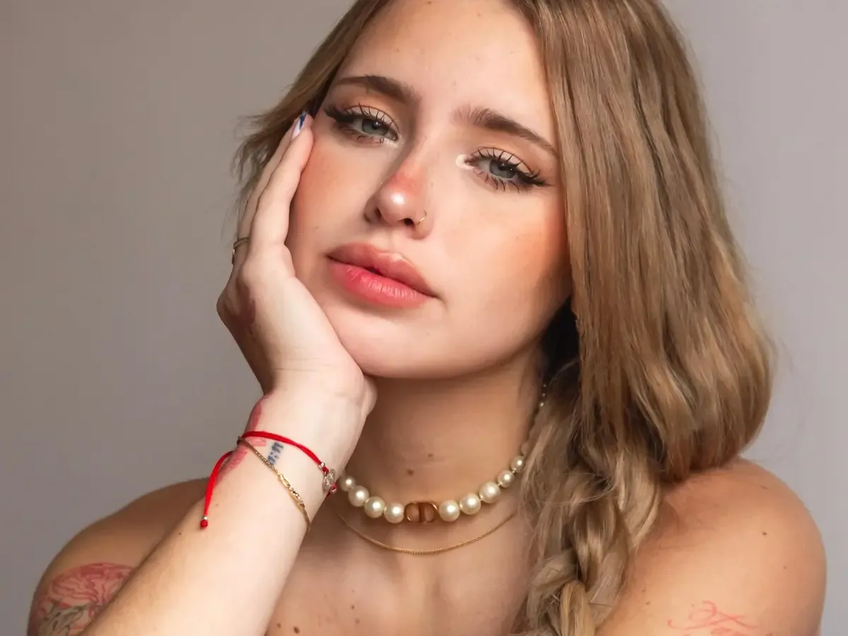 La influencer compartió imágenes de su cirugía estética, generando reacciones entusiastas entre sus seguidores.