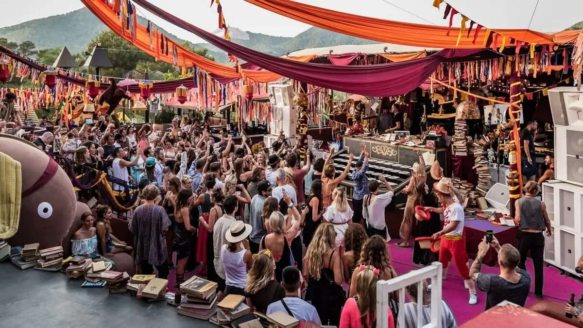 La fiesta de cierre contará con destacados artistas de house y techno, marcando el fin del verano en la isla.