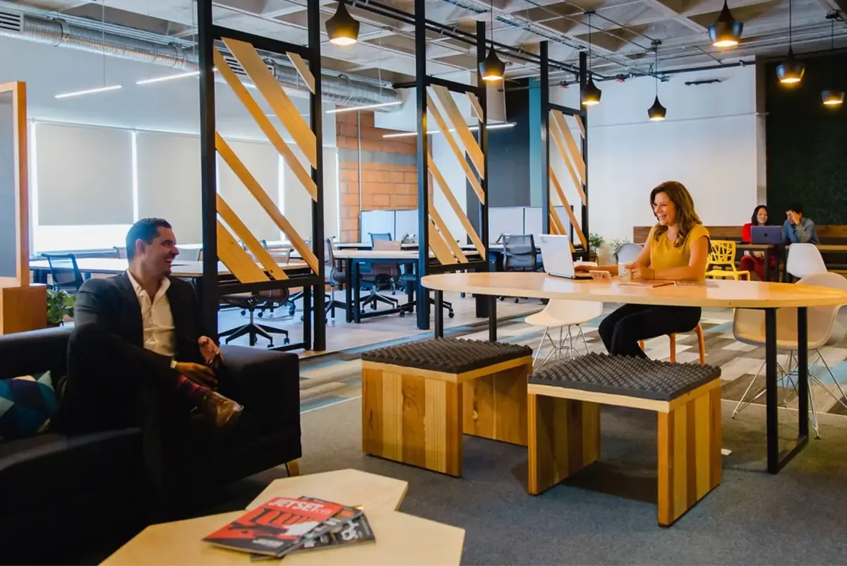 Las ciudades ofrecen espacios adaptados para equipos diversos y freelancers.