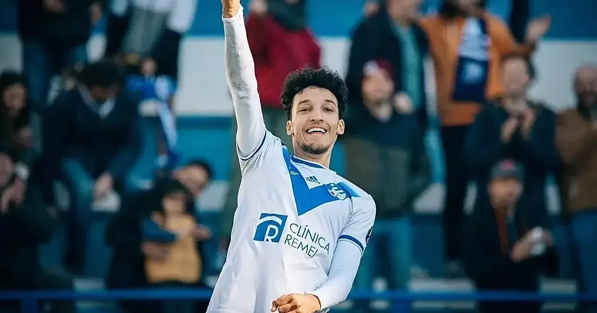 La estrategia del Córdoba se centra en jóvenes talentos a coste cero, buscando fortalecer su equipo para la próxima temporada.