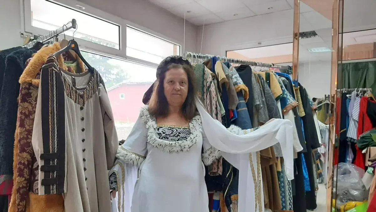 Más personas buscan participar en la fiesta medieval, aumentando la demanda de trajes históricos.