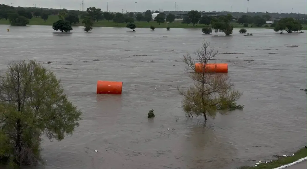La creciente del río Bravo genera precauciones de seguridad en Piedras Negras, afectando el acceso a espacios públicos.