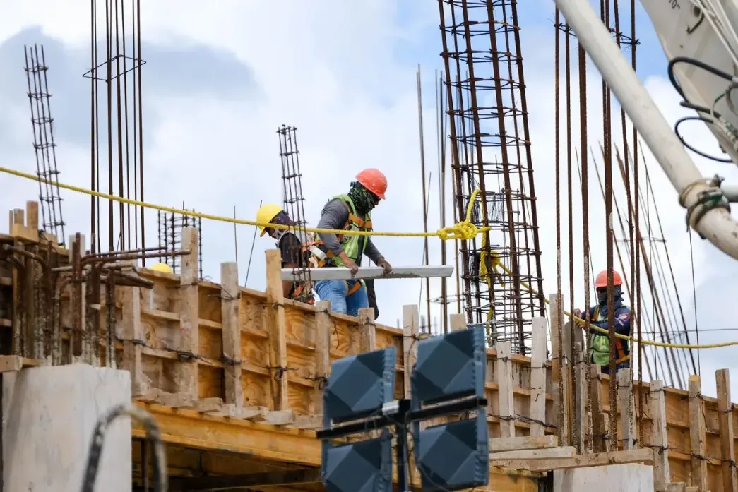 La demanda de servicios impulsa la construcción de nuevos espacios comerciales en Cancún, clave para la economía local.