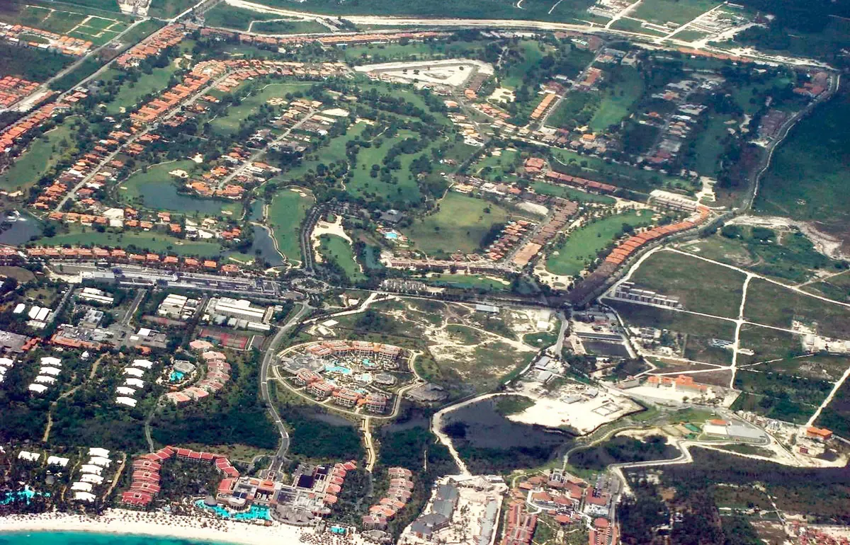 Crecimiento desmesurado en Punta Cana genera preocupaciones sobre urbanización y servicios.