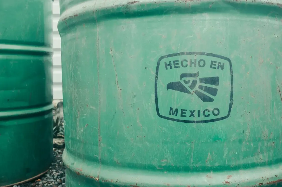 La economía mexicana muestra un leve crecimiento anual, mientras que las industrias manufactureras continúan en declive.