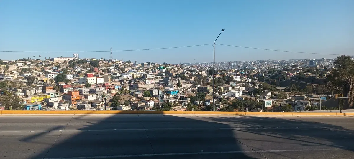 Barriadas en Tijuana reflejan una preocupante realidad de urbanización insostenible ante el cambio climático.