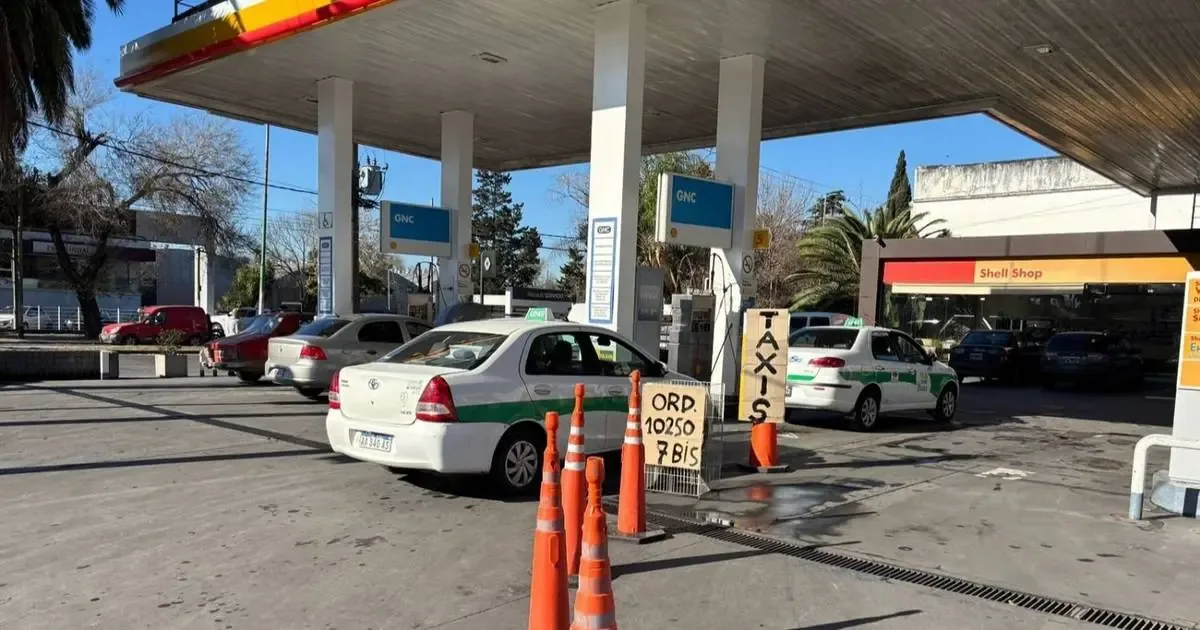 La escasez de estaciones de GNC afecta a taxistas y transportistas en La Plata.
