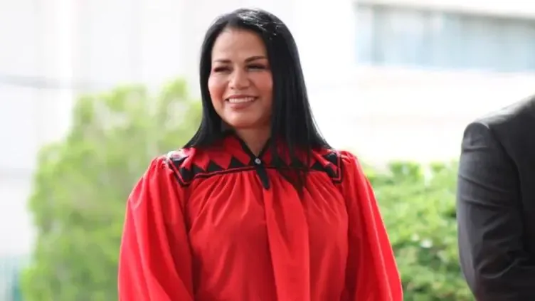 La regidora Myrna Monge destaca la importancia de las becas ante la inflación.