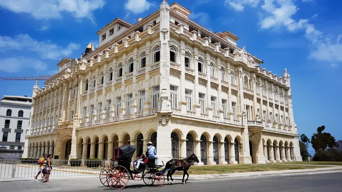 La presión internacional y las reformas económicas plantean un cambio histórico en Cuba.