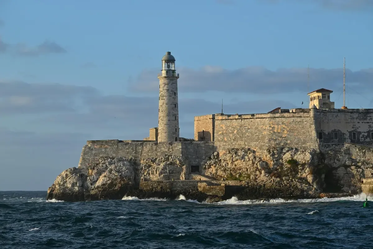 La isla caribeña sufre cortes eléctricos prolongados y escasez de combustibles.