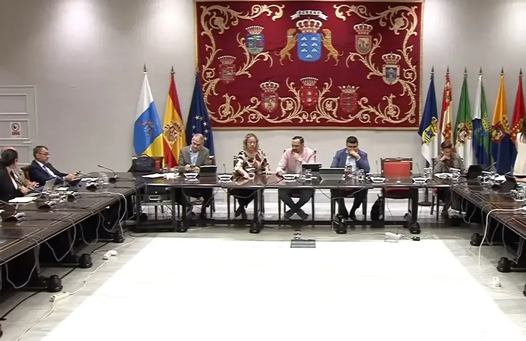 La comisión parlamentaria discute el convenio laboral mientras los sindicatos amenazan con huelga.