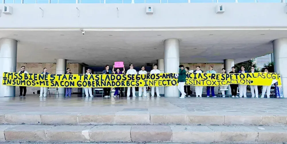 Trabajadores del ISSSTE protestan por abusos laborales y recortes salariales.