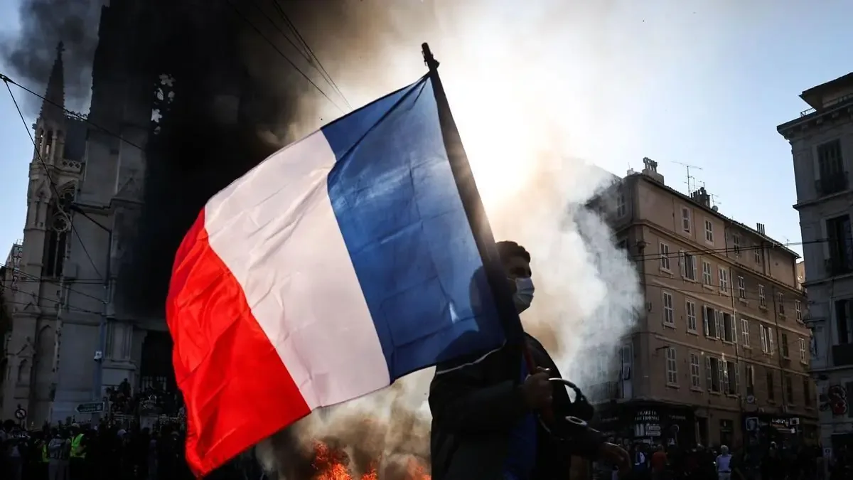 Francia e Italia enfrentan crisis social que complica la situación económica y genera altercados en sus principales ciudades.