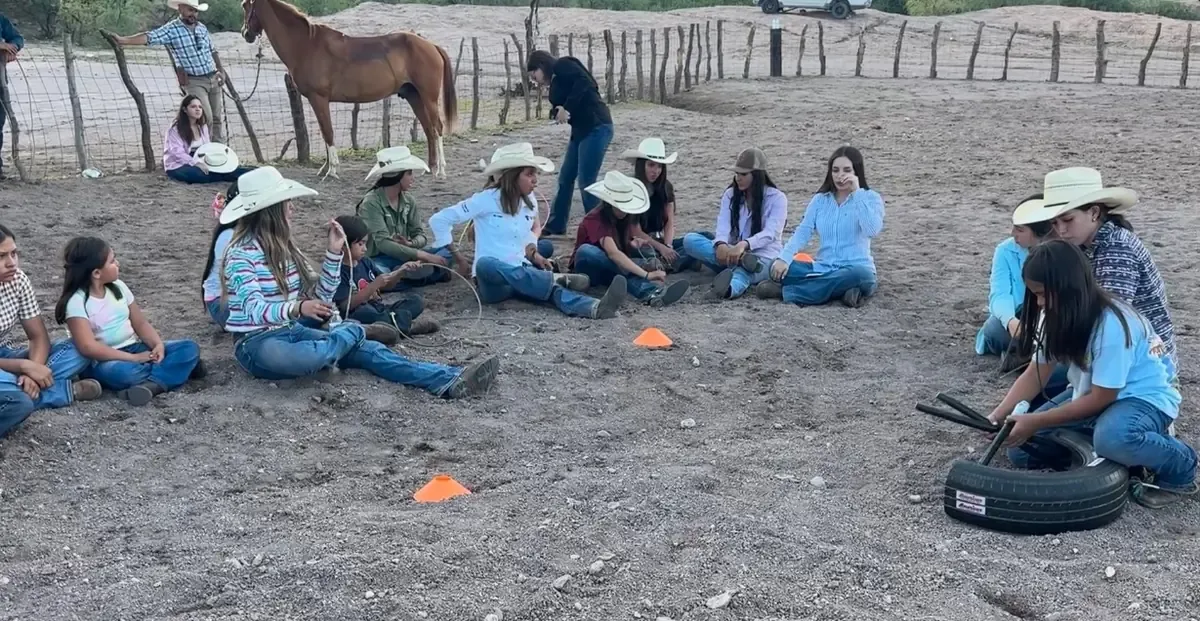La competidora Crisma Salazar García comparte su experiencia en rodeo con nuevas generaciones en Hermosillo.