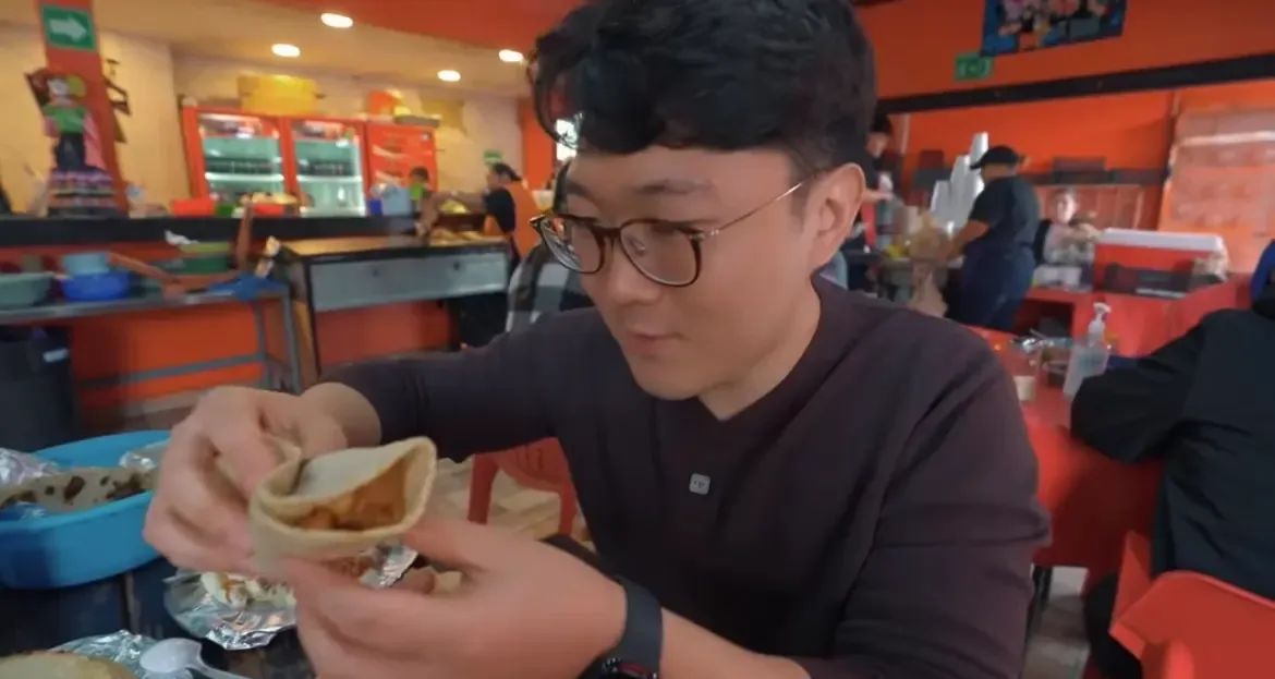 Cristian Kim degustando "La Patada" en Menudería "El Popeye" en Tijuana.