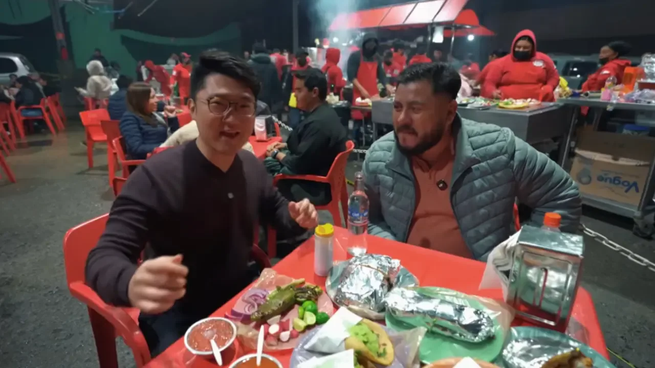 Cristian Kim, el Coreano Vlogs, degustando tacos en Tijuana.