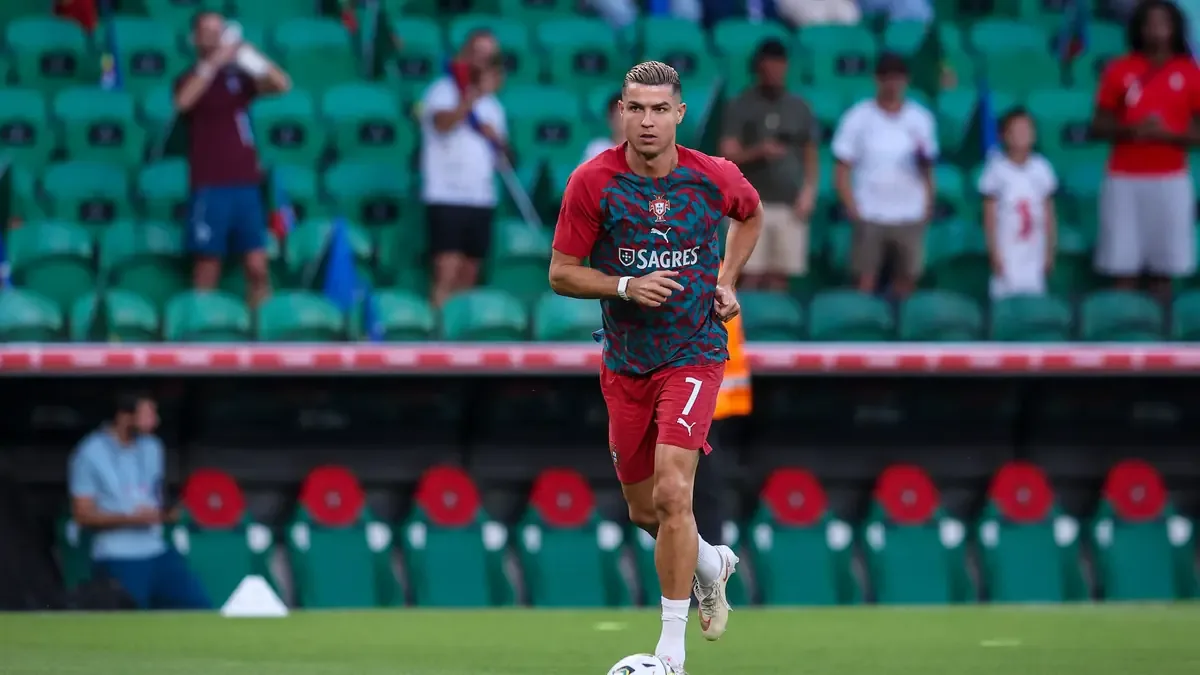 La sorpresiva salida del delantero genera especulaciones sobre su futuro en la selección.