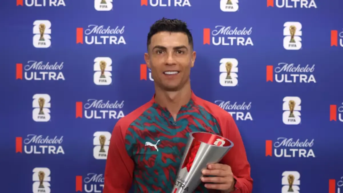 El icónico futbolista suma un nuevo récord al anotar dos goles en el inicio del torneo.