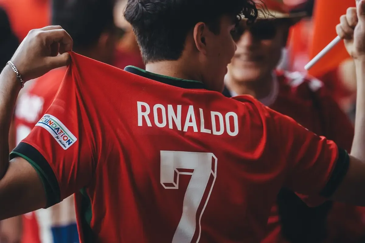La historia de cómo un niño de Madeira se convirtió en leyenda del fútbol mundial.