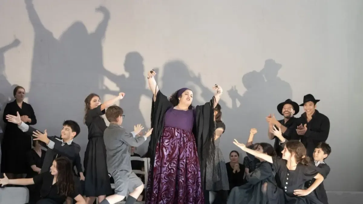La representación de la ópera de Penella destaca por su música y actuaciones, a pesar de algunos desequilibrios.