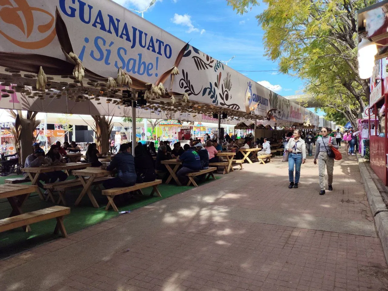 Críticas de asistentes por los altos precios de alimentos en la Feria Estatal de León.