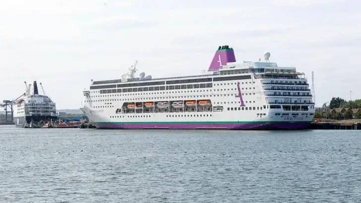 Un hombre fallecido y varios enfermos mantienen el crucero Ambition en alerta.