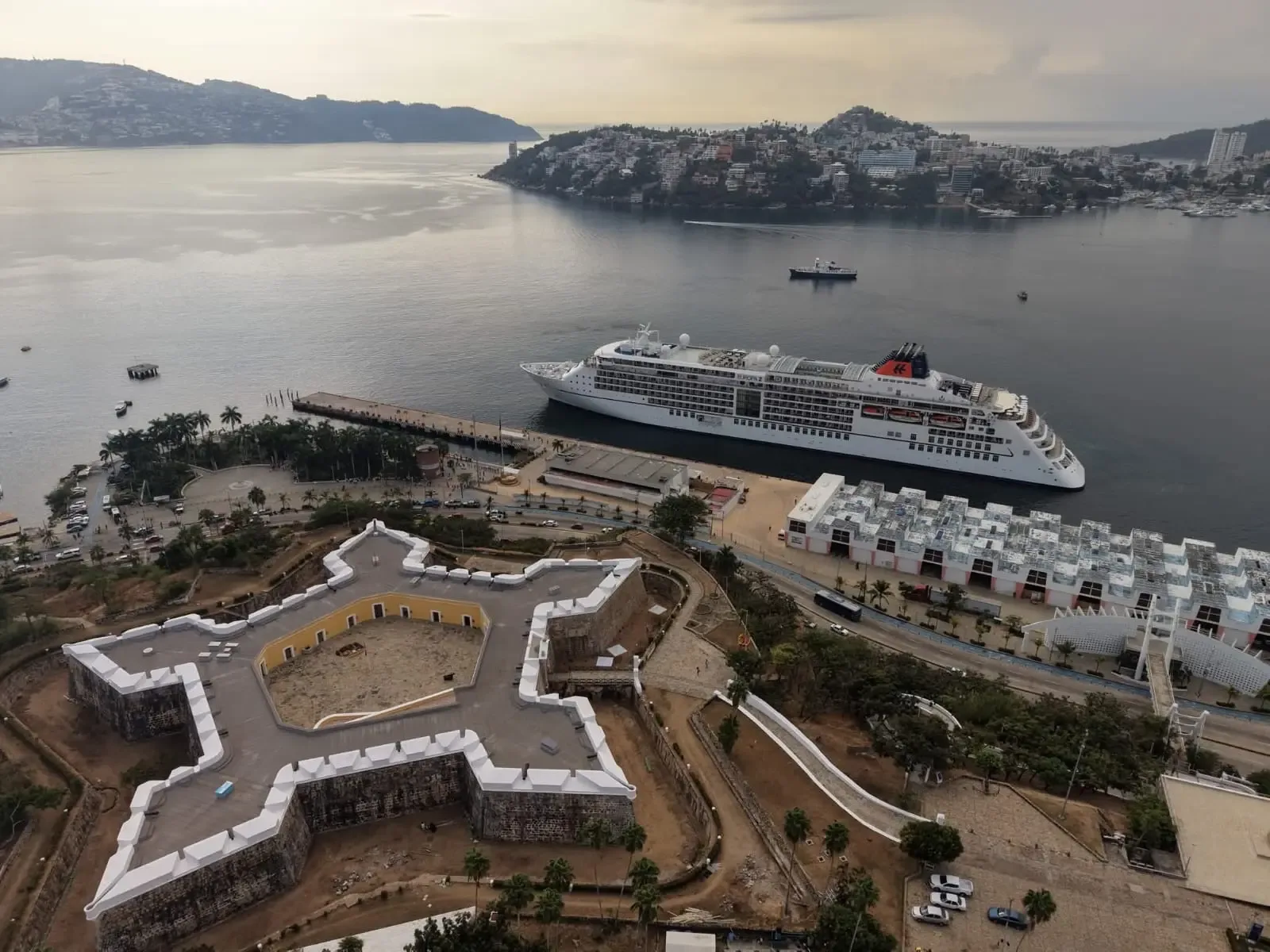 Crucero MS Europa 2 arribando festivamente al puerto de Acapulco.