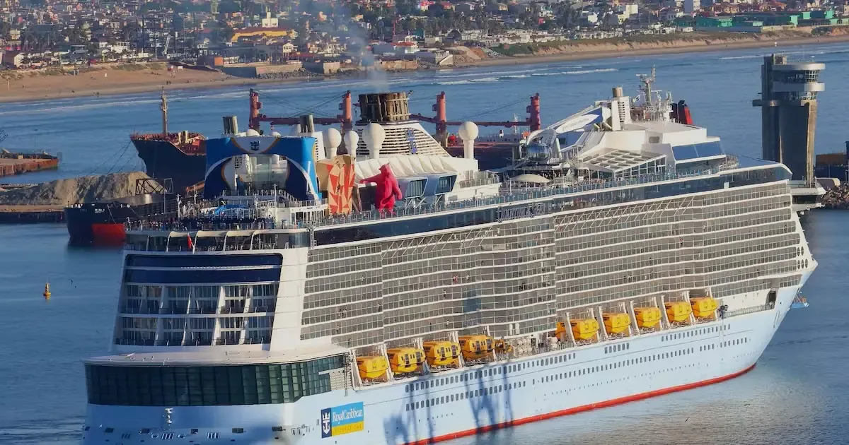 La llegada del barco incrementa significativamente el turismo en la ciudad y marca un nuevo hito en el puerto.