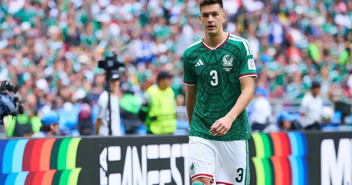 La llegada del defensa mexicano depende de una difícil negociación con su club actual.