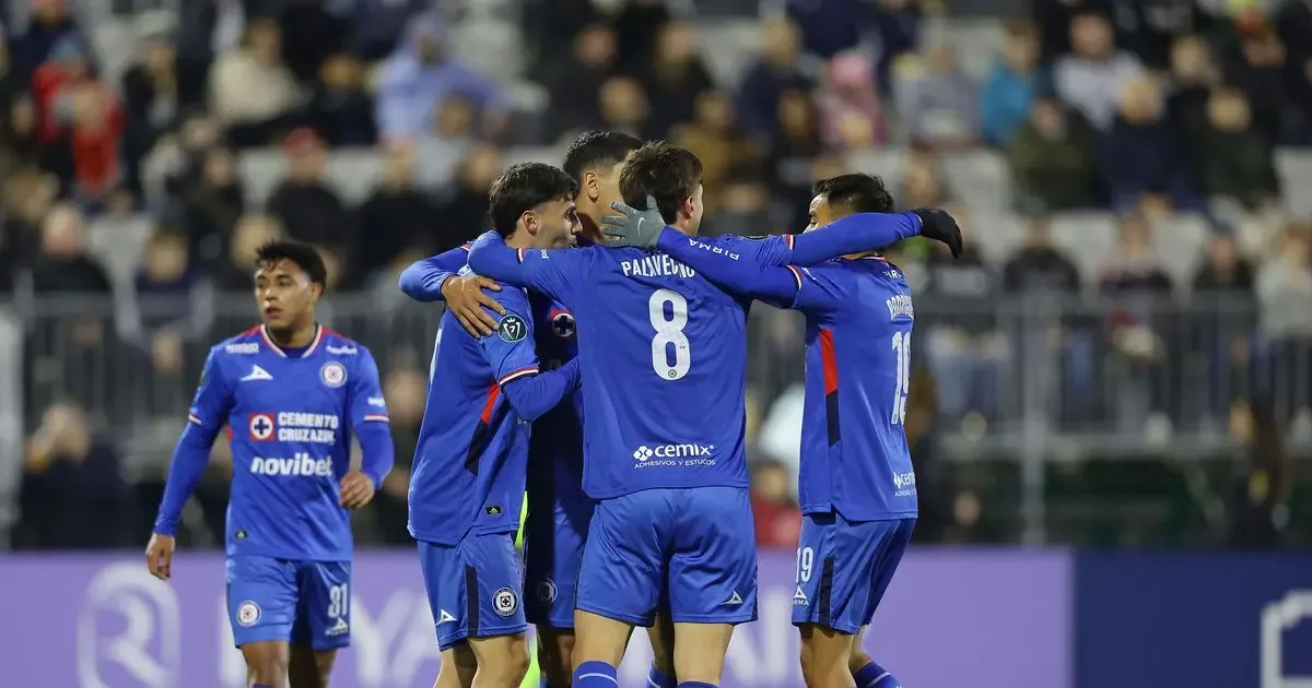 "Cruz Azul celebra uno de sus goles en el partido contra Vancouver FC."