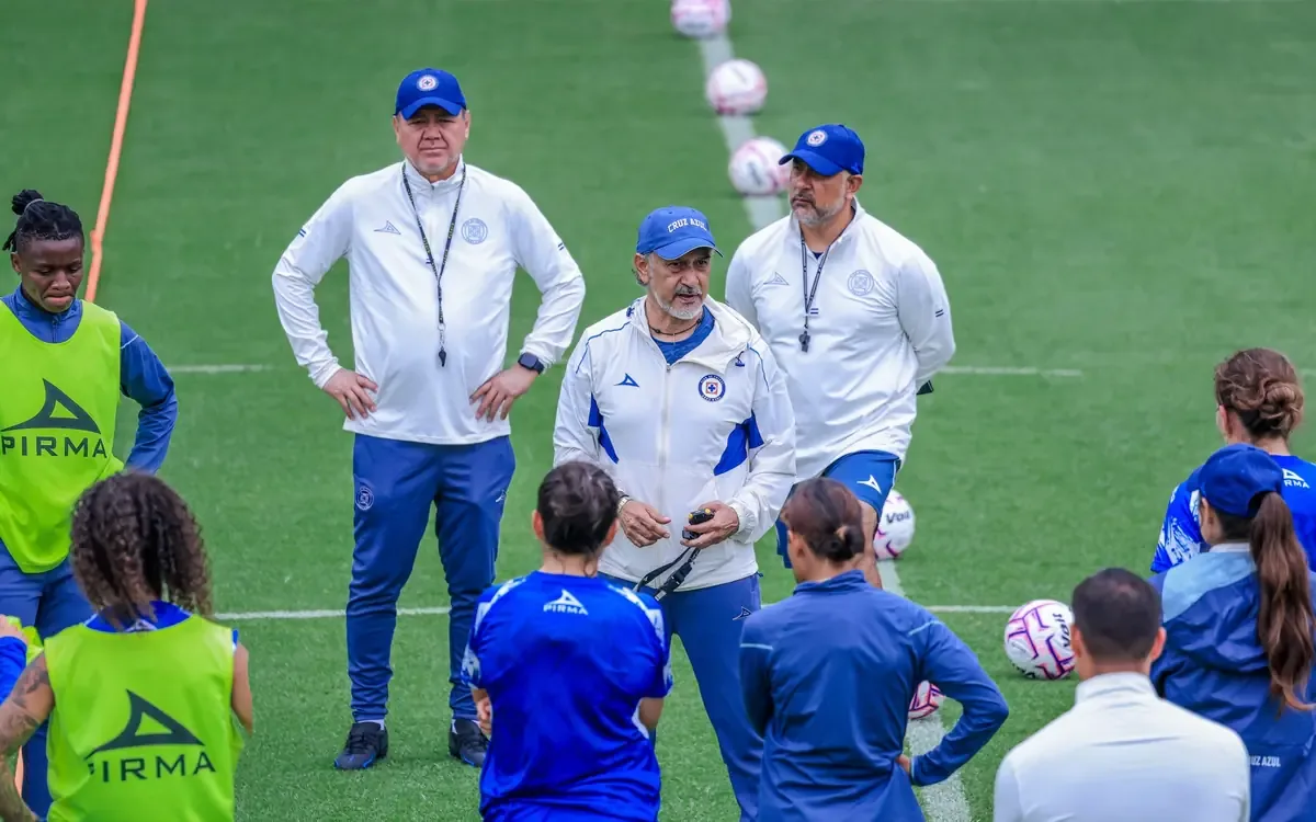 El estratega fue separado del club tras usar camiseta del América durante un evento.