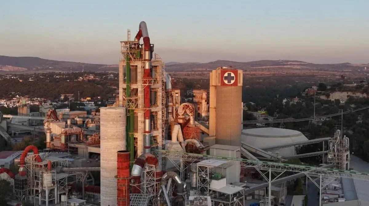 La empresa cementera impulsa el desarrollo regional y la sostenibilidad.