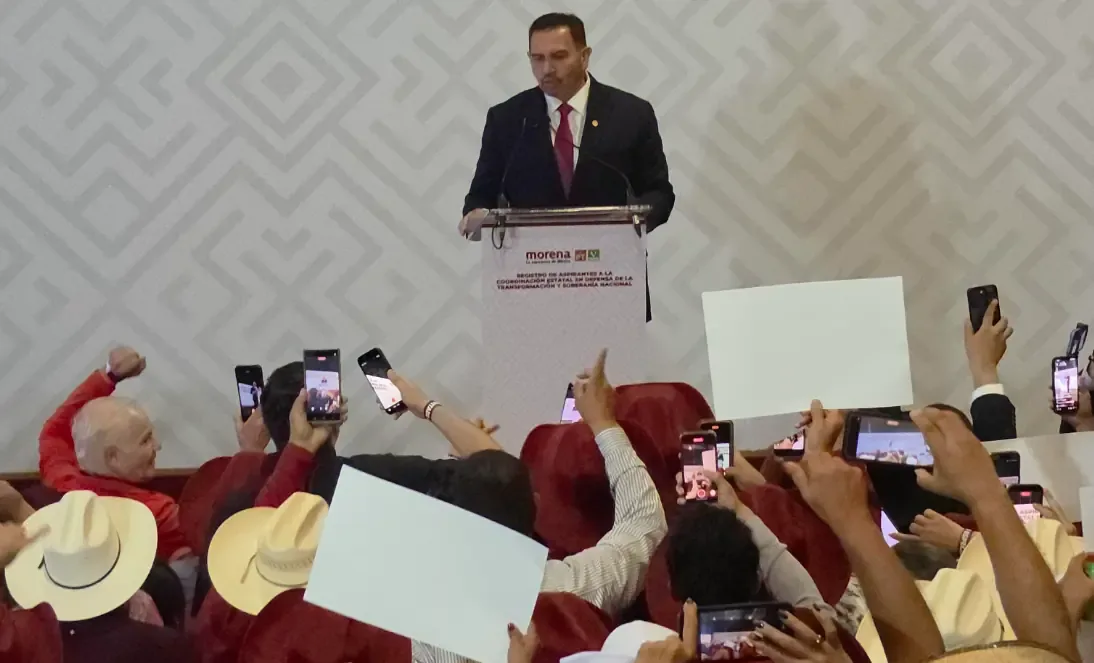 El alcalde con licencia reafirma su compromiso con la Cuarta Transformación en un evento con miles de partidarios.