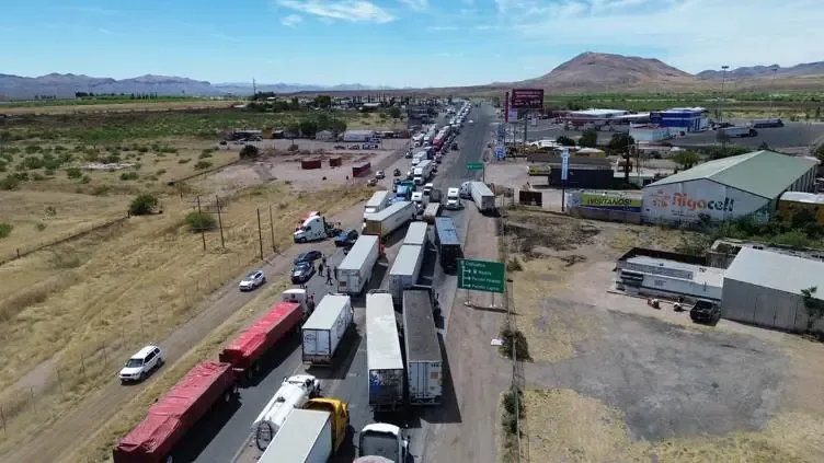 El alcalde de Ciudad Juárez cuestiona acciones gubernamentales que limitan la movilización hacia la manifestación por la soberanía nacional.