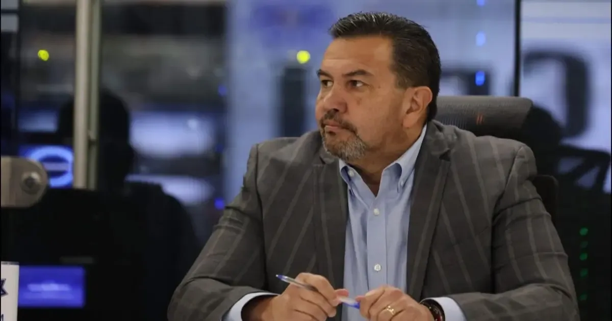 Cruz Pérez Cuéllar durante una conferencia sobre la política en Chihuahua.