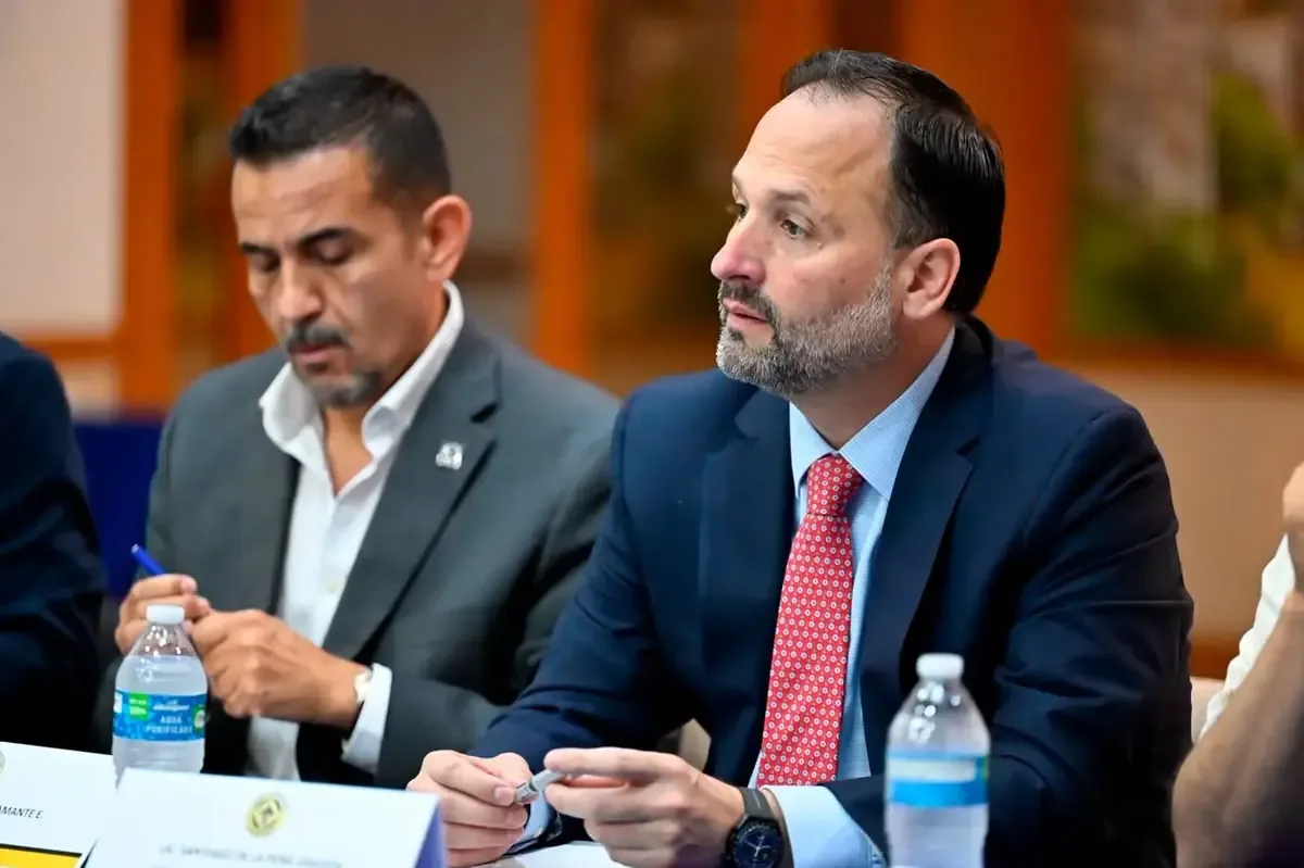La separación temporal del alcalde busca asegurar continuidad administrativa mientras se prepara la selección de candidaturas.
