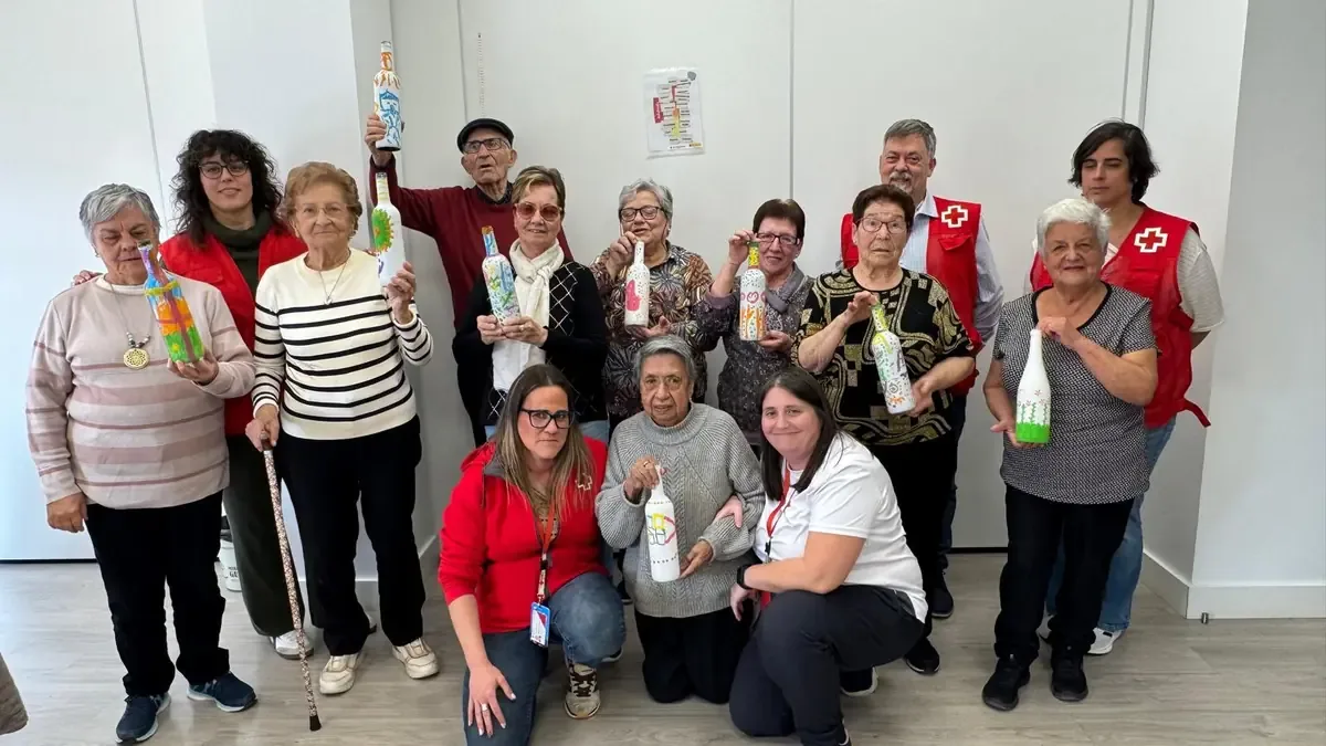 Esta iniciativa apoya a adultos mayores con deterioro cognitivo a mantener su autonomía.