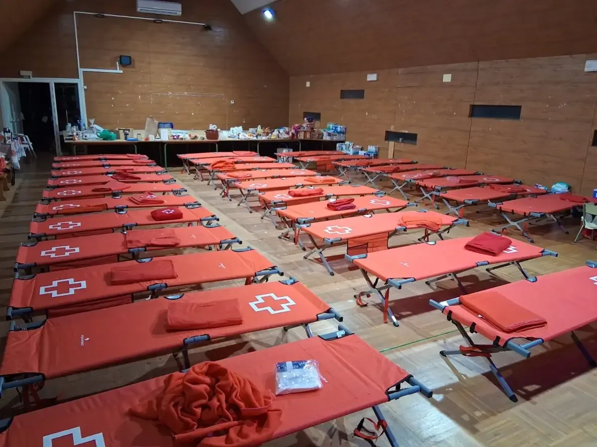 La rápida respuesta de Cruz Roja garantiza atención y refugio a evacuados de incendios en Segovia.