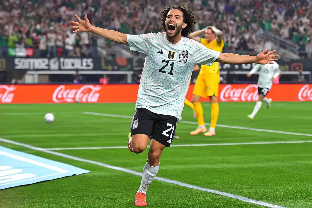 El delantero mexicano es ejemplo de éxito tras años de esfuerzo en el fútbol.