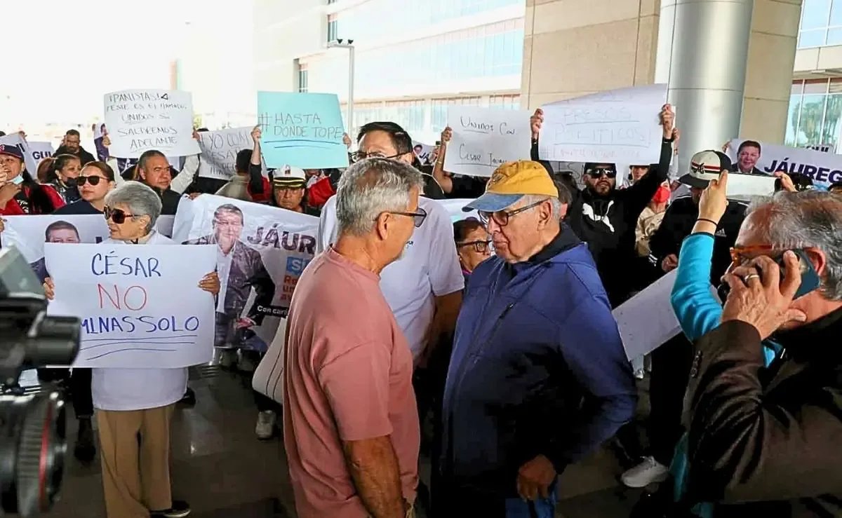 La detención del exfiscal César Jáuregui provoca manifestaciones de simpatizantes por posible motivación política.