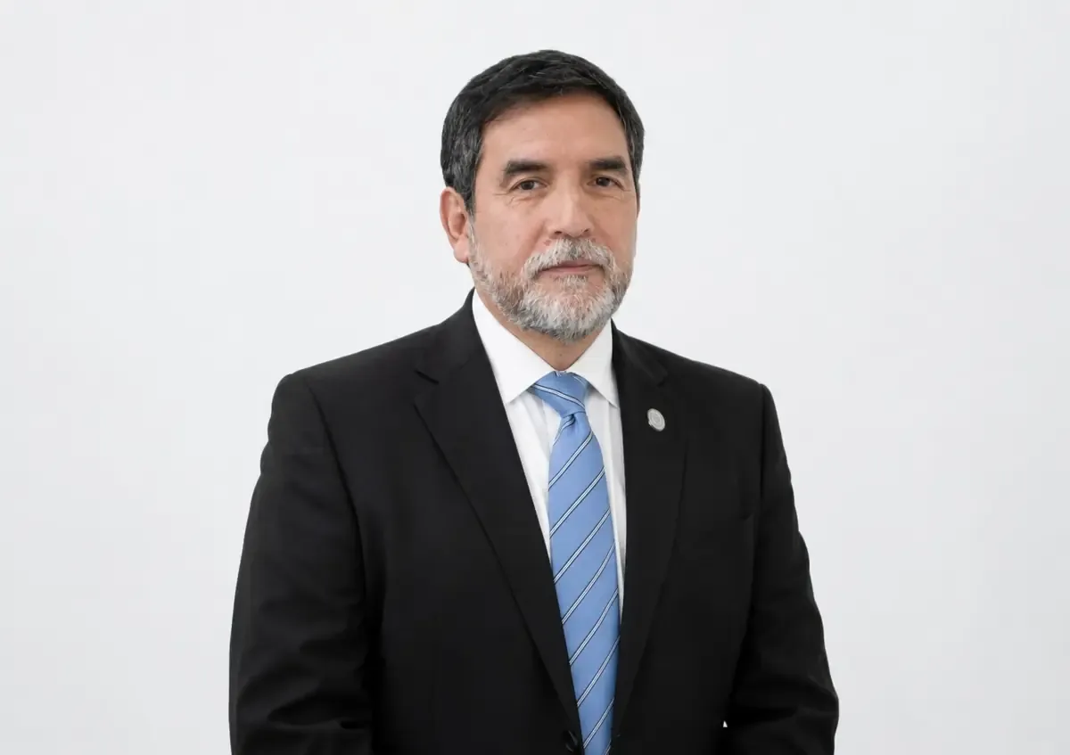 La dualidad de funciones de César Komaba en el PAN y Vialidad plantea cuestionamientos sobre su impacto en la administración pública.