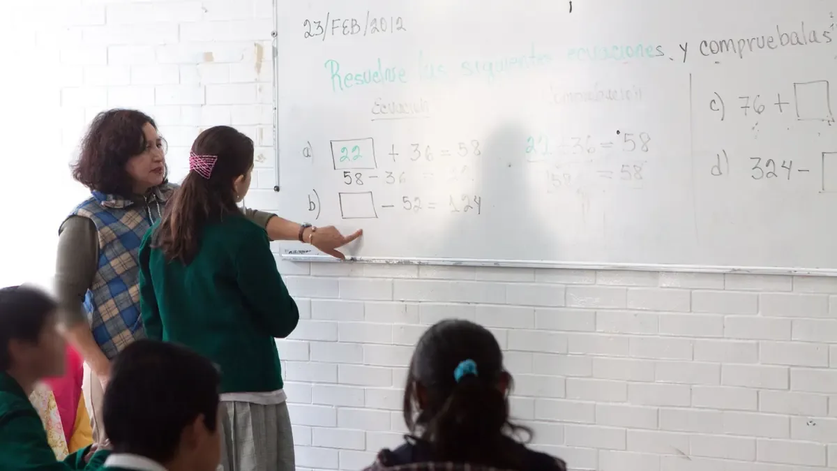 La crisis educativa en México se agrava con menos de 50% de estudiantes alcanzando el nivel básico en ciencias, lectura y matemáticas.