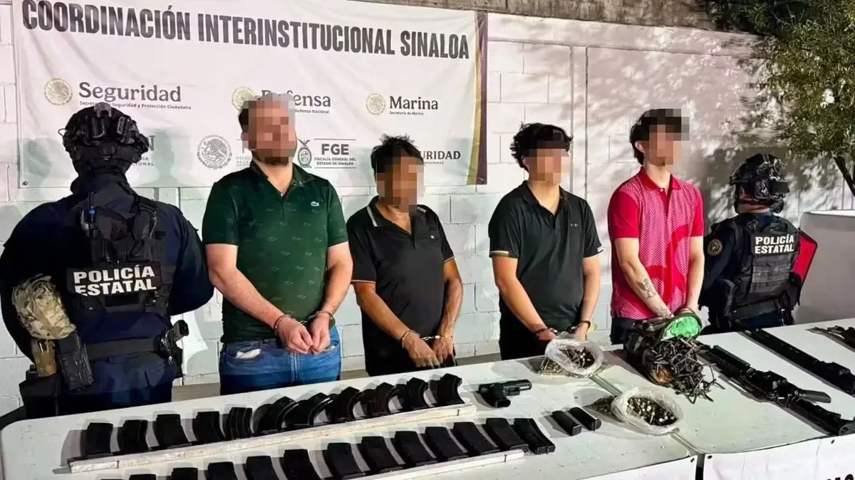Las autoridades aseguraron varias armas y municiones durante la captura en la colonia Villa Universidad.
