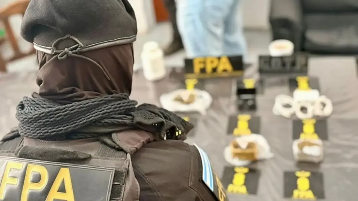 La Policía interceptó a individuos arrojando estupefacientes hacia una cárcel, evidenciando un intento de tráfico.