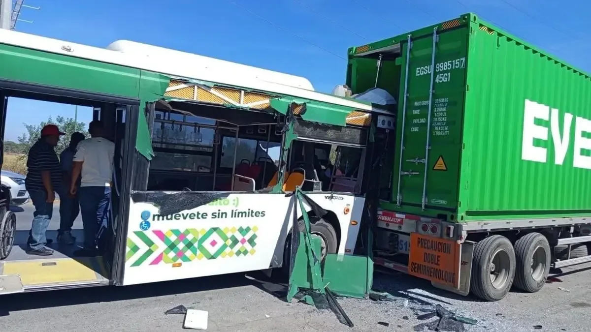El impacto ocurrió en la Carretera 57, lo que generó la atención de los cuerpos de emergencia.