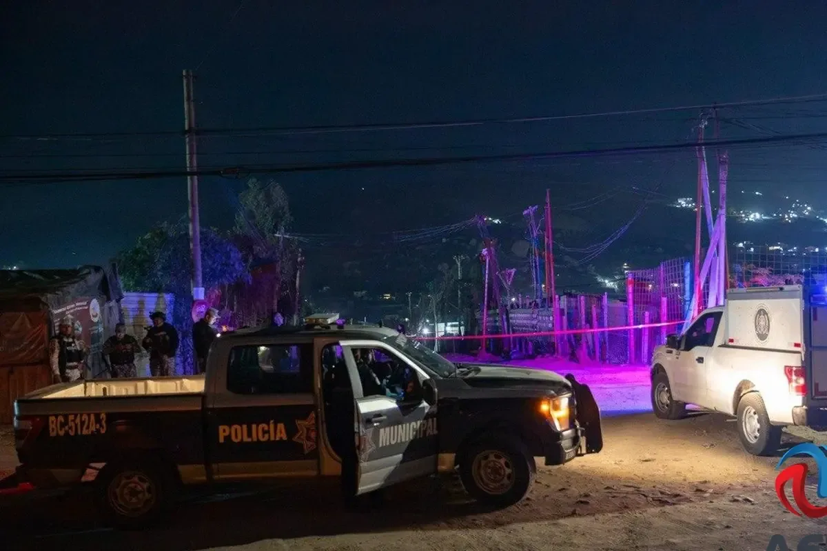 Dos víctimas fueron halladas en un departamento y dos más en un camino, ambos con signos de violencia.