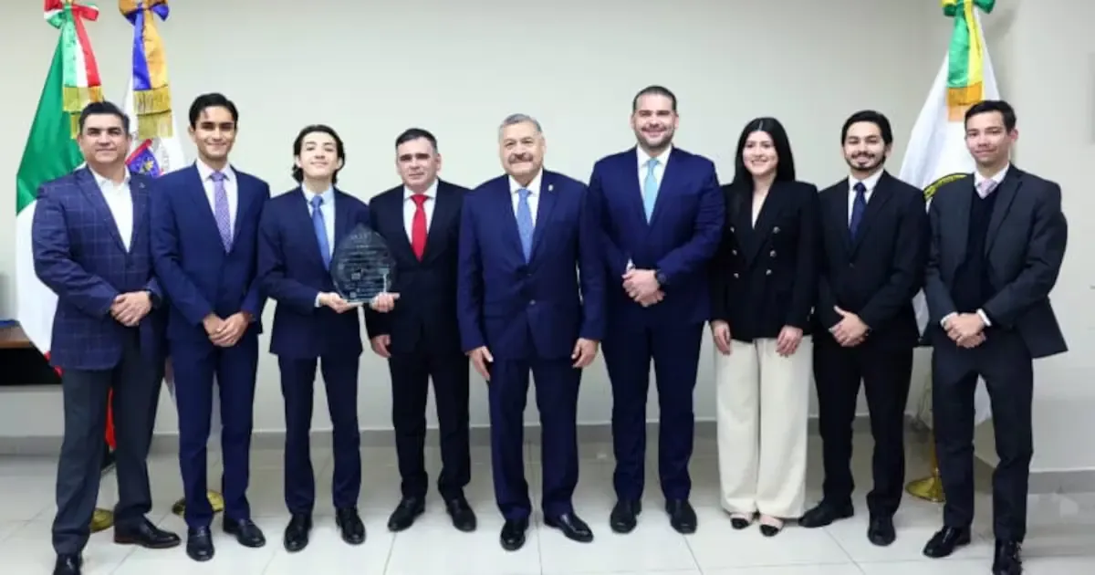 Cuatro jóvenes abogados de la UANL destacan en la competencia internacional, demostrando su preparación y habilidades.