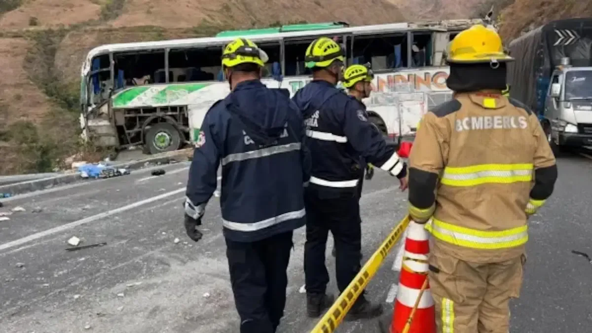 El siniestro ocurrió en la vía Panamericana, cuando un bus volcó y dejó a varias personas heridas, algunas graves.