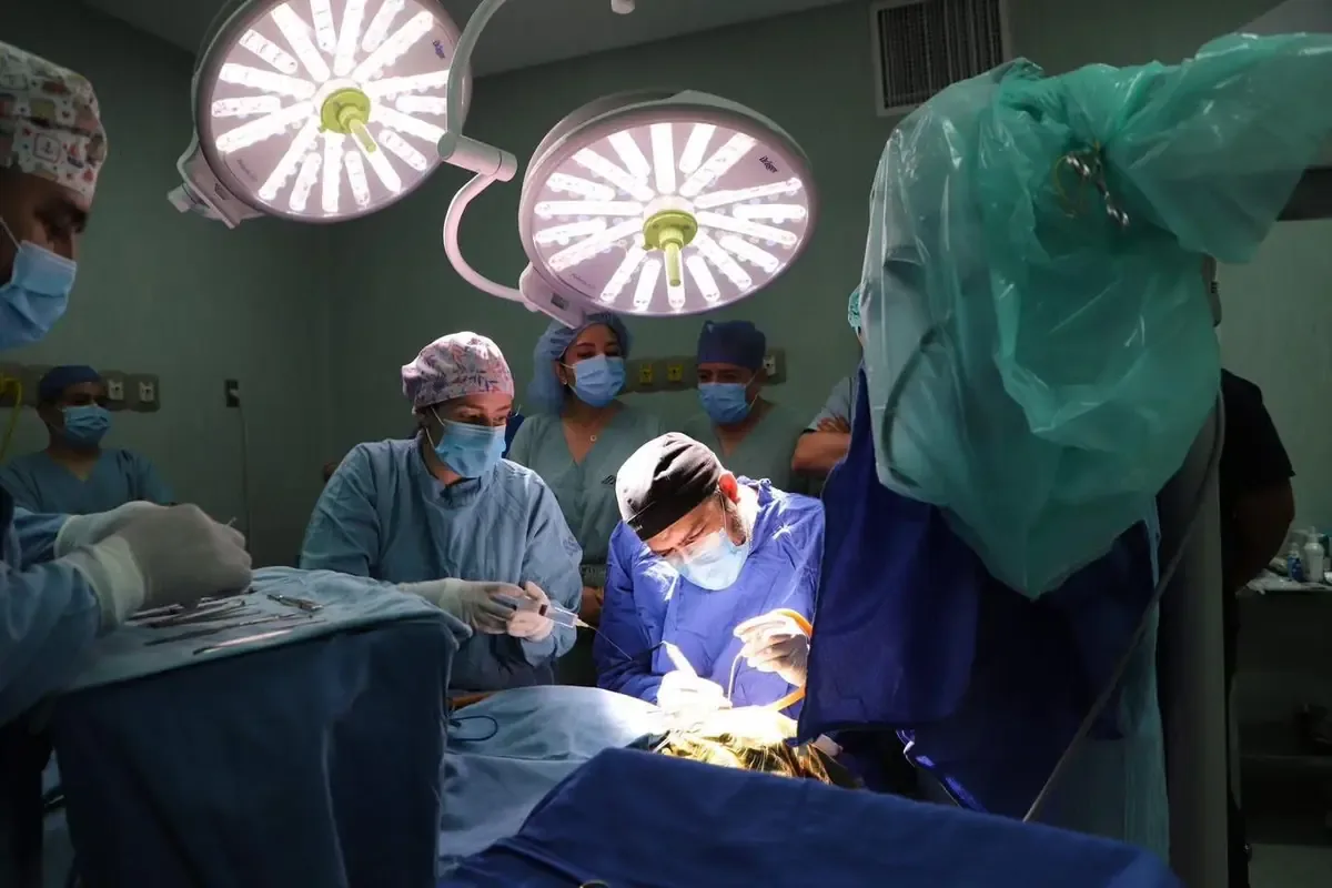 Cuatro niños recibirán implantes cocleares gracias a una colaboración estatal y privada.